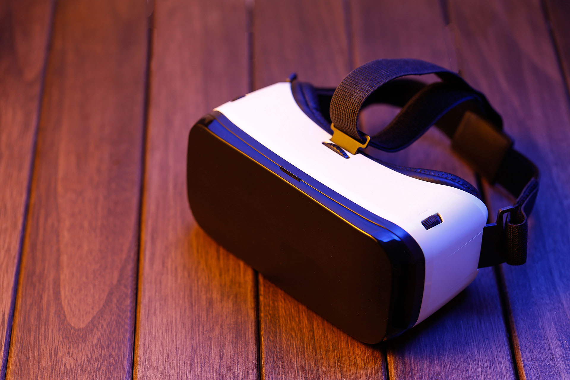 Виртуальные очки 2. VR очки. VR очки на столе. Очки виртуальной реальности на диване. Очки виртуальной реальности за 1000 рублей.